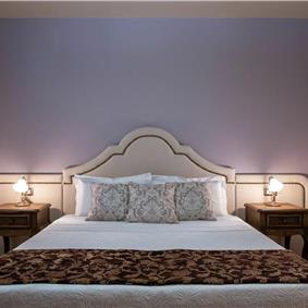 6 bedroom luxury villa with pool near Agia Pelagia, sleeps 12